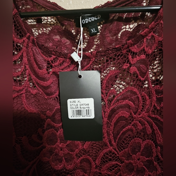 Women's Burgundy Lace Dress - Picture 4 of 10